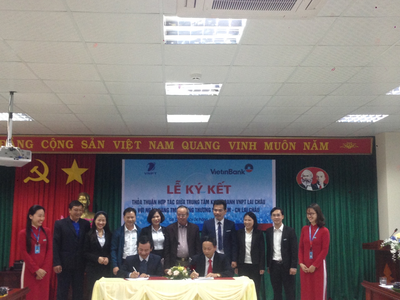 Đại diện lãnh đạo 2 bên ký kết thỏa thuận hợp tác